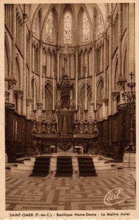 Le Maître Autel est en bois doré , il provient de l'Abbaye St Bertin ; on peut voir derrière l'Autel des stalles et lambris sculptés.